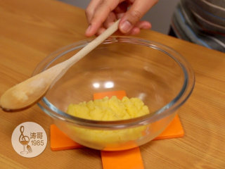 6、让世上没有难做的泡芙,把面团倒入一个容器里冷却3分钟左右