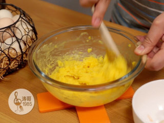 11、让世上没有难做的泡芙,继续搅拌均匀，鸡蛋的具体用量要看你鸡蛋的大小，鸡蛋大用量就少，鸡蛋小就要多放