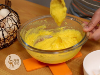 12、让世上没有难做的泡芙,要搅拌至木勺从面团里提起来，面团会被带起一个尖，这样就是最理想的浓稠度了