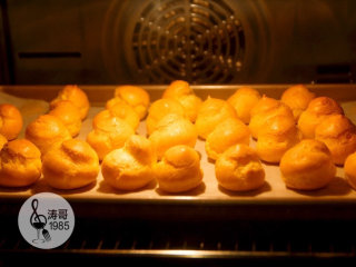 17、让世上没有难做的泡芙,放在烤箱的中下层，上下火180℃，烤35分钟左右，每个人的烤箱不同，所以要注意观察，看到泡芙表面变成深金黄色，就可以完全关闭烤箱