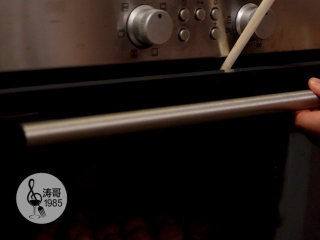 18、让世上没有难做的泡芙,这个时候不要着急出炉，要把烤箱门打开，在门缝里放入一个木勺，使烤箱里的热气慢慢排出，同时泡芙在烤箱里冷却，至少20分钟以上