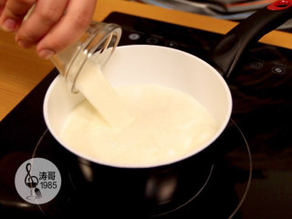 19、让世上没有难做的泡芙,在等待泡芙冷却的同时，你可以根据自己的喜好，来准备泡芙的填充，我准备的是牛奶霜，先把牛奶倒入一个小奶锅里加热