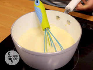 22、让世上没有难做的泡芙,牛奶加完后，把奶锅放到火上用小火慢慢煮