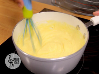 24、让世上没有难做的泡芙,一边煮一边不停搅拌，看到牛奶霜成糊状后再煮4分钟左右就可以了