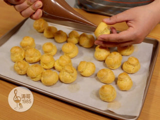 29、让世上没有难做的泡芙,我喜欢巧克力味的，就多填了一些，你可以根据自己的喜好填充