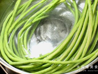 3、土豪炫富新高度：酸笋辣条饺子谁敢迎战？,取适量酸笋备用（小编这里用的是买的华螺袋装酸笋，不需要再加工处理~so easy）
