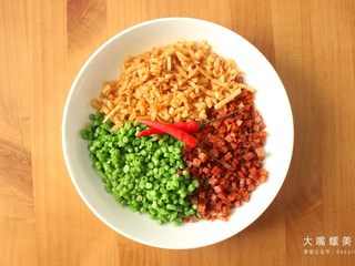 4、土豪炫富新高度：酸笋辣条饺子谁敢迎战？,将准备好的辣条，豆角，酸笋切丁。（最好是按比例均匀搭配哦）