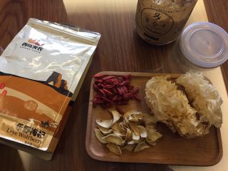 1、强心益气,滋补美容的银耳百合枸杞汤,准好各种食材: 枸杞、银耳、百合;