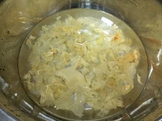 2、强心益气,滋补美容的银耳百合枸杞汤,银耳,提前浸泡在水中;