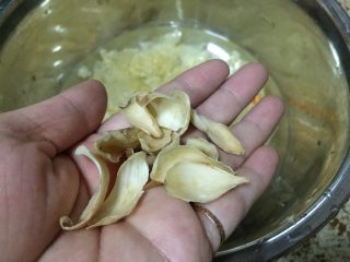 3、强心益气,滋补美容的银耳百合枸杞汤,把百合也一起加进去,浸泡;