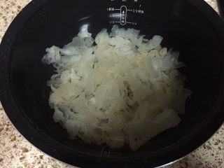 5、强心益气,滋补美容的银耳百合枸杞汤,加入适量的水;把银耳、百合放入到电饭煲的内胆中;