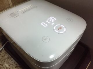 7、强心益气,滋补美容的银耳百合枸杞汤,启动电饭煲的煮粥功能;