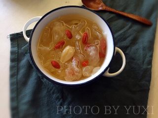 12、强心益气,滋补美容的银耳百合枸杞汤,现在天气炎热,可以放冰箱冷藏,风味更佳;