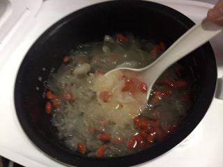 10、强心益气,滋补美容的银耳百合枸杞汤,待程序结束,搅拌就可以了;