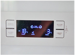 1、火龙果冰淇淋,先将冰淇淋内桶放入冰箱冷冻室内冷冻12小时以上（冷冻室的环境温度不能低于零下18度）