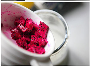 8、火龙果冰淇淋,再加入切成丁的火龙果丁（加入切好的火龙果的1/2即可）