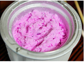 14、火龙果冰淇淋,30-40分钟过后，冰淇淋制作完成