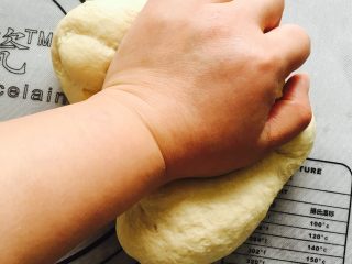3、吾印良品~北海道吐司(直接法松软易做),和面结束拿出,再揉10分钟形成手套膜,不一定要很薄的那种,因一个人做,不好拍手套膜的照片,请勿略图中肥肥的手????