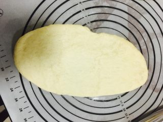 7、吾印良品~北海道吐司(直接法松软易做),然后擀成椭长条从上往下卷起。
