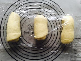 8、吾印良品~北海道吐司(直接法松软易做),盖上保鲜膜再醒发10分钟,卷了不是太美哦!????