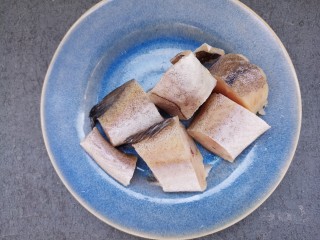 1、蒸鳕鱼,先把一条鳕鱼洗干净，切块