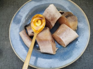 2、蒸鳕鱼,加一勺料酒