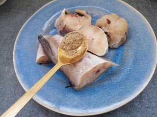 3、蒸鳕鱼,再加半勺胡椒粉