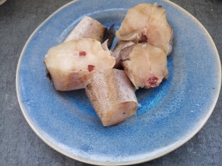 4、蒸鳕鱼,抓匀，腌15分钟