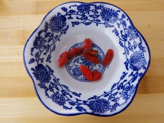 5、蒸鳕鱼,泡几粒枸杞子