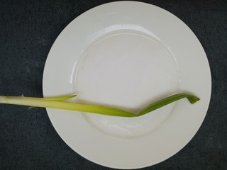 6、蒸鳕鱼,准备一根葱