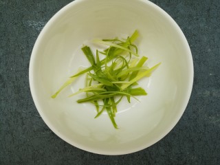 7、蒸鳕鱼,把葱叶切细丝
