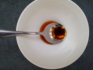 8、蒸鳕鱼,准备蒸鱼豉油，大约三勺