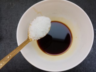 9、蒸鳕鱼,放一勺糖