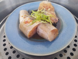 12、蒸鳕鱼,再放入调好的汁