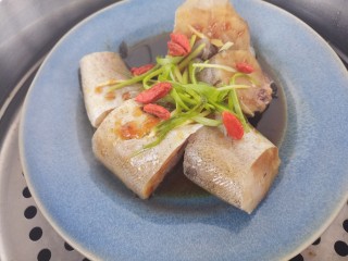 13、蒸鳕鱼,撒上枸杞子
