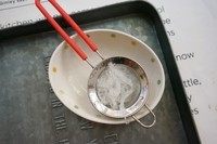 3、金秋玉桂燕窝木瓜盅,用漏勺将燕窝稍稍冲洗掉杂志浮毛后滤掉水分。