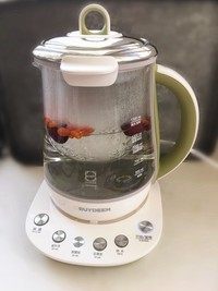 7、金秋玉桂燕窝木瓜盅,在最后10分钟加入枸杞至养生壶中。记得戴隔热手套哟~