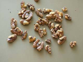 1、布朗尼蛋糕,核桃170度烤10分钟左右，切碎。