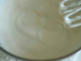 2、布朗尼蛋糕,全蛋，细砂糖，盐，香草精一起打发到画8字不消失。