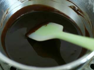 3、布朗尼蛋糕,巧克力和黄油融化，降温备用。