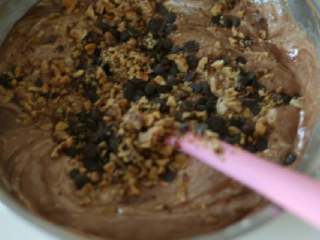 6、布朗尼蛋糕,再加入水滴巧克力和核桃碎拌匀。