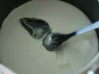 9、布朗尼蛋糕,淡奶油加葡萄糖浆煮开。