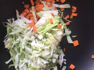 4、芝士肉松饭团,锅里热油炒一下包菜和胡萝卜