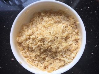 8、芝士肉松饭团,用手抓匀，记得戴手套