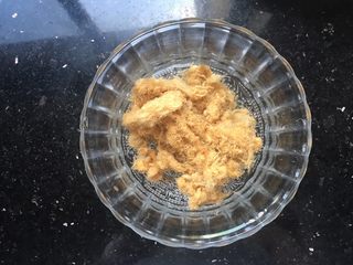 10、芝士肉松饭团,肉松放碗里备用