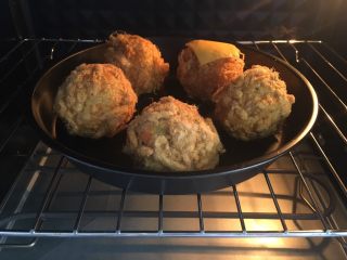 13、芝士肉松饭团,烤箱170度，10分钟