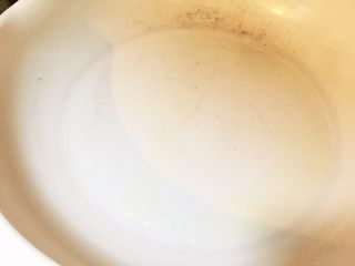 3、豆角鸡蛋煎饼 ,刷一层橄榄油，热锅