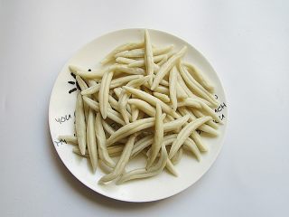 1、鲜虾番茄面鱼儿,提前和面做好面鱼