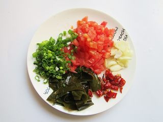 2、鲜虾番茄面鱼儿,准备好其他食材