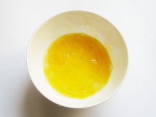 3、鲜虾番茄面鱼儿,鸡蛋一个搅拌好备用